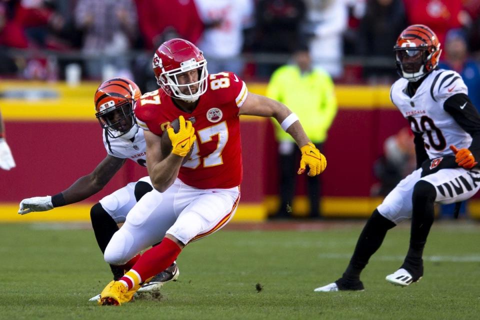 Kansas City Chiefs tight end Travis Kelce (87) catches a pass as Cincinnati Bengals cornerback <a class="link " href="https://sports.yahoo.com/nfl/players/29510/" data-i13n="sec:content-canvas;subsec:anchor_text;elm:context_link" data-ylk="slk:Mike Hilton;sec:content-canvas;subsec:anchor_text;elm:context_link;itc:0">Mike Hilton</a> (21) defends in the second quarter during the AFC championship NFL football game, Sunday, Jan. 30, 2022, at GEHA Field at Arrowhead Stadium in Kansas City.