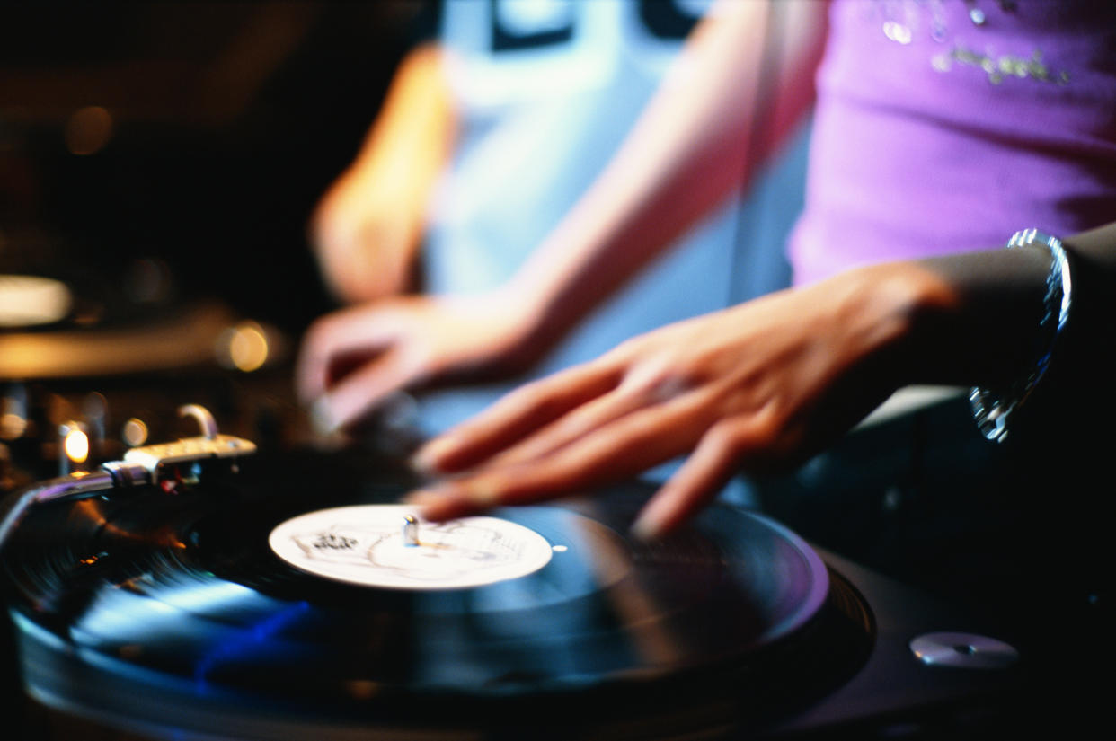 Les femmes DJ dénoncent les violences sexistes et sexuelles : "En plein set, il me touche la taille". Photo : Getty Creative.