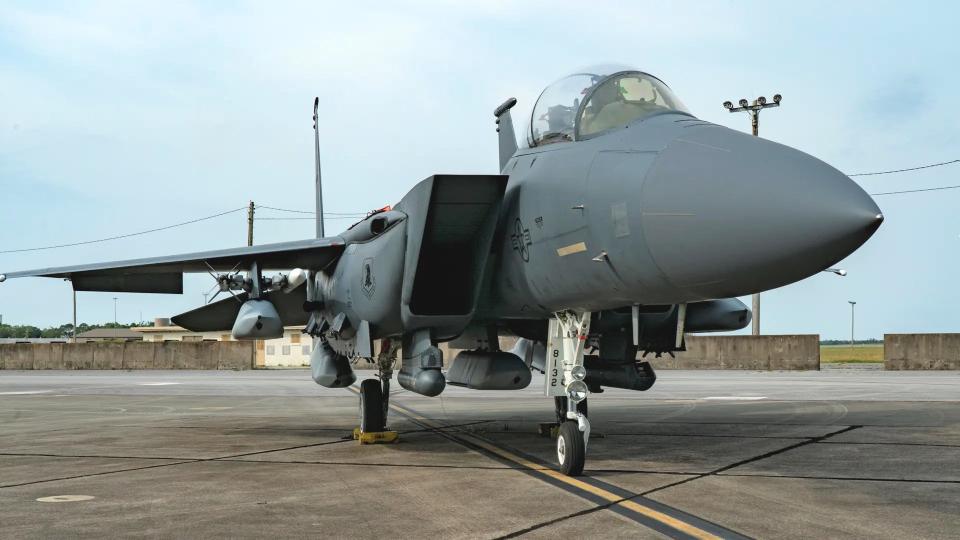 An F-15E Strike Eagle loaded with five AGM-158 Joint Air-to-Surface Standoff Missile (JASSM) cruise missiles at Eglin Air Force Base, on May 11, 2021, as part of Project Strike Rodeo. <em>USAF</em>