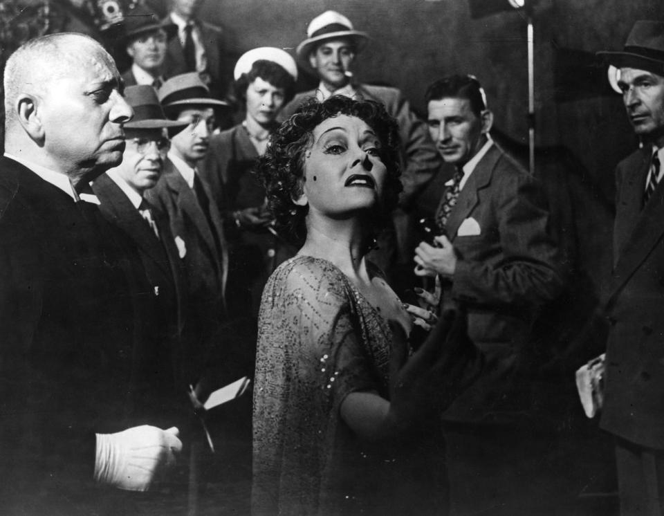 "I'm ready for my close-up now, Mr De Mille": In "Boulevard der Dämmerung" (1955) legte Billy Wilder seiner Hauptdarstellerin Gloria Swanson eines der berühmtesten Zitate der Filmgeschichte in den Mund. Swanson verkörpert einen Stummfilmstar, dessen große Zeit längst hinter ihr liegt - und spielte damit auch sich selbst. (Bild: Hulton Archive/Getty Images)