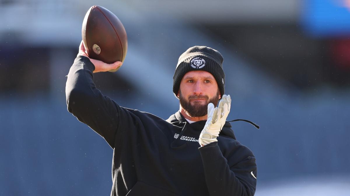 Raiders bring back QB Nathan Peterman