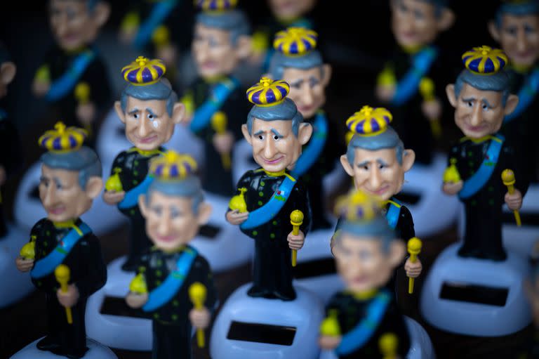 Figuras del Rey Carlos III en una tienda de souvenirs