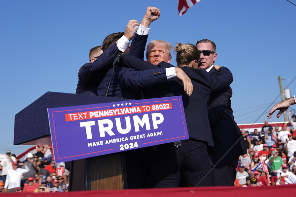 El expresidente Donald Trump es rodeado por agentes del Servicio Secreto de Estados Unidos en un acto de campaña, el sábado 13 de julio de 2024, en Butler, Pensilvania. (AP Foto/Evan Vucci)