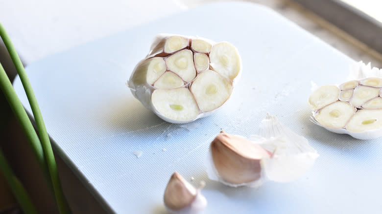 cutting root end of garlic