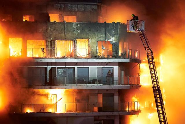 Valencia: Ten dead and 14 missing as blaze engulfs apartment block