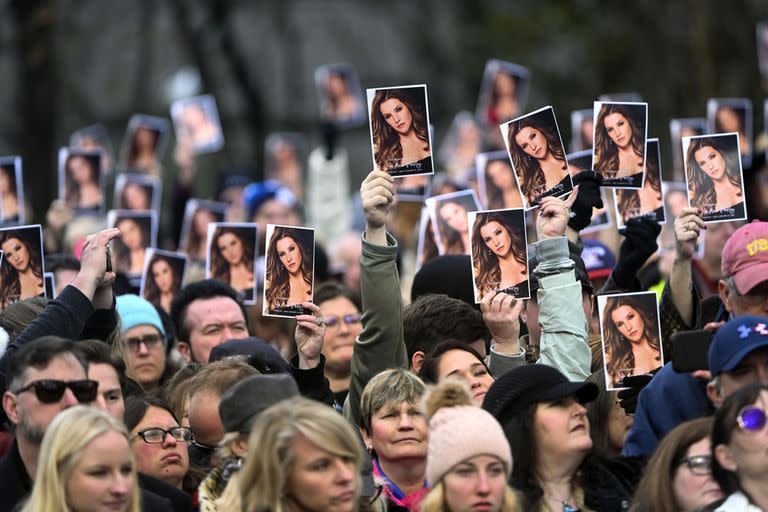 Una multitud de fans le brindó una respetuosa despedida a Lisa Marie en Graceland