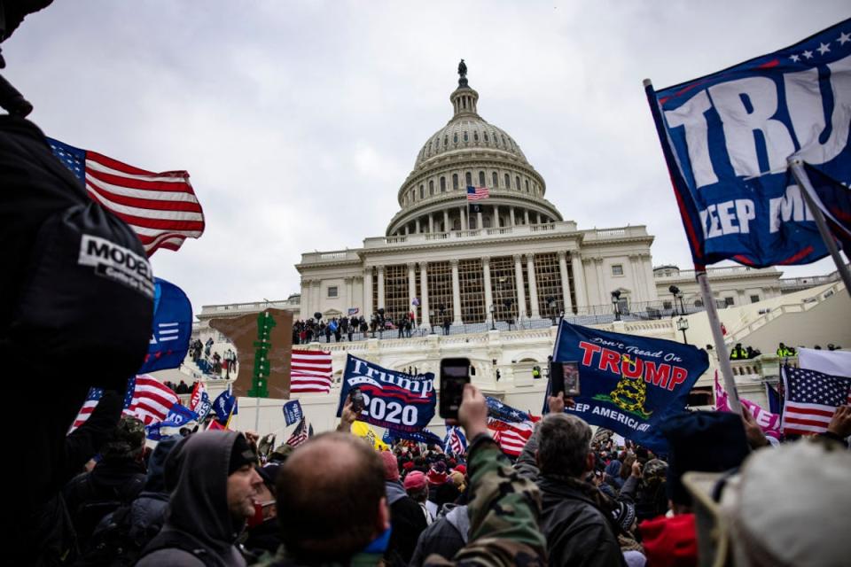 Partidarios de Trump irrumpen en el Capitolio el 6 de enero. En una decisión de 6-3, la corte dictaminó que la acusación de “obstrucción a un procedimiento oficial” presentada contra Joseph Fischer, expolicía y alborotador del 6 de enero, era demasiado amplia (Getty Images)