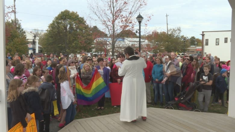 Mixed-gender changing room at St. Stephen Middle School causes stir among parents