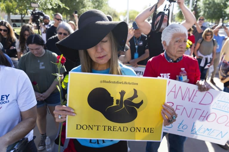 Unos opositores al aborto se manifiestan durante una sesión de la Cámara de Representantes de Arizona, en Phoenix (EEUU), el 17 de abril de 2024 (Rebecca Noble)