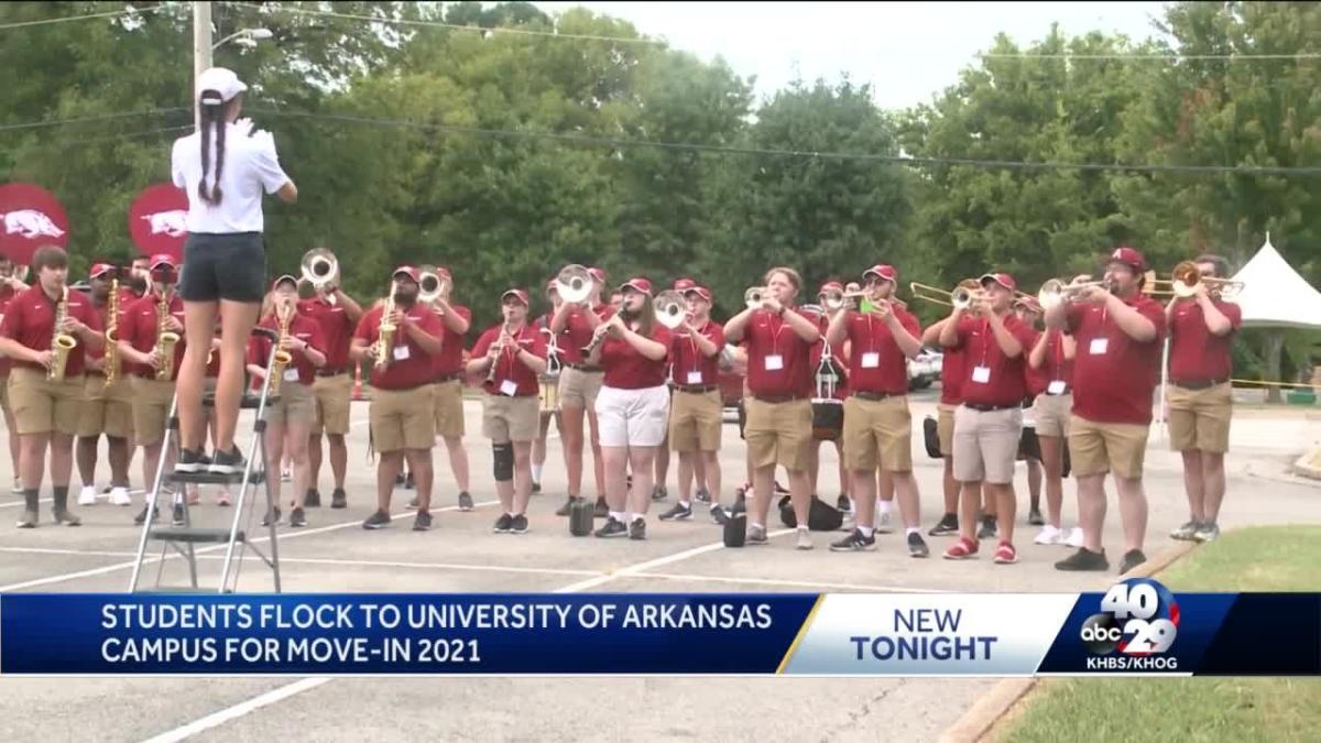 Razorback band performs for UA movein