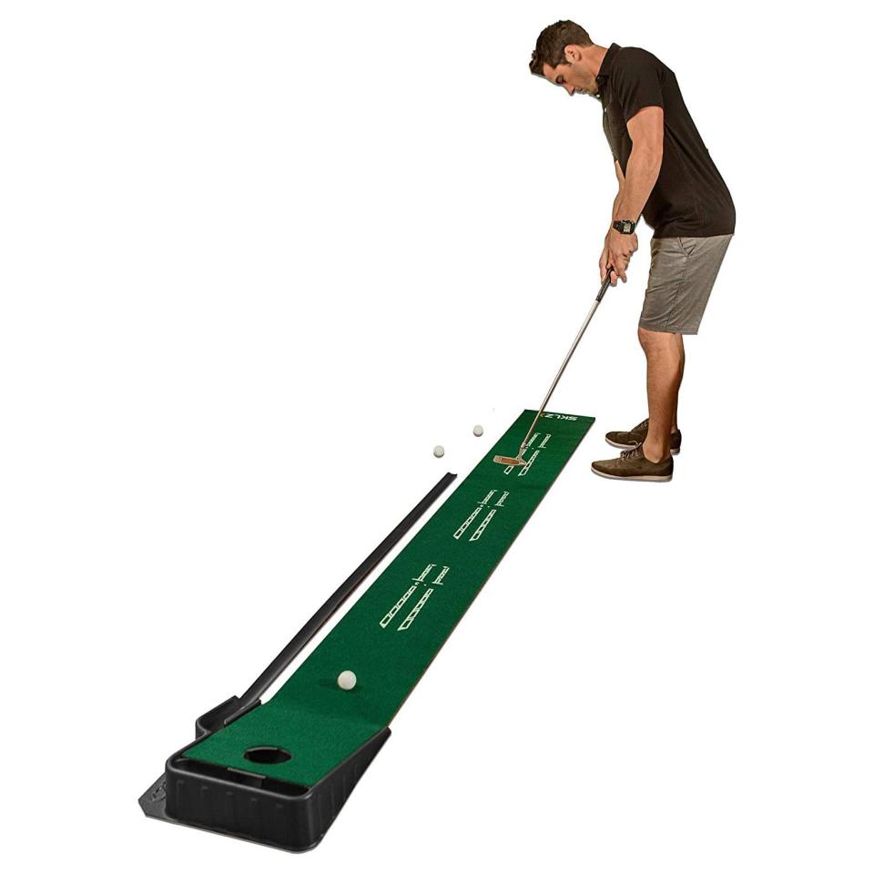 13) Accelerator Pro Indoor Putting Green with Ball Return