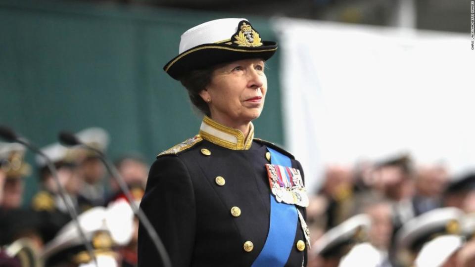 Su Alteza Real la Princesa Real asiste a la Ceremonia de Encargo del HMS Queen Elizabeth en la Base Naval HM el 7 de diciembre de 2017 en Portsmouth, Inglaterra. (Crédito: Chris Jackson/Getty Images)