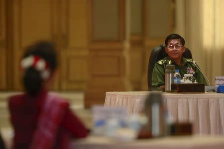 Myanmar military Commander-in-chief Senior General Min Aung Hlaing looks to Myanmar pro-democracy leader Aung San Suu Kyi during Myanmar's top six-party talks at the Presidential palace at Naypyitaw April 10, 2015. REUTERS/Soe Zeya Tun