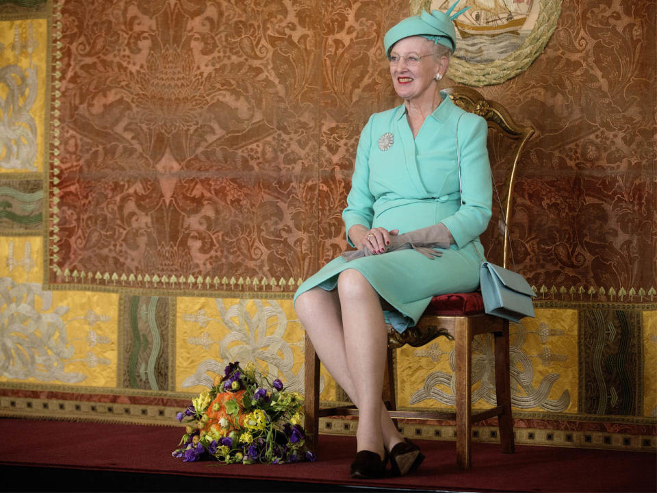 Mut zur Farbe bekannte sie auch an ihrem 75. Geburtstag. Zu diesem trug Königin Margrethe von Dänemark ein mintfarbenes Ensemble. Damit steht die Dänin Queen Elizabeth II., die ebenfalls für ihre farbenfrohen Outfits bekannt ist, in absolut nichts nach. (Bild-Copyright: Peter Hove Olesen/Polfoto via AP)