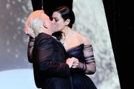 <p>Monica Bellucci ist die Moderatorin der 70. Filmfestspiele von Cannes und sorgte gleich zu Beginn der Eröffnungszeremonie für den Hingucker des Abends. Sie schnappte sich den Komiker Alex Lutz und gab ihm einen leidenschaftlichen Kuss. (Bild: DDP Images) </p>