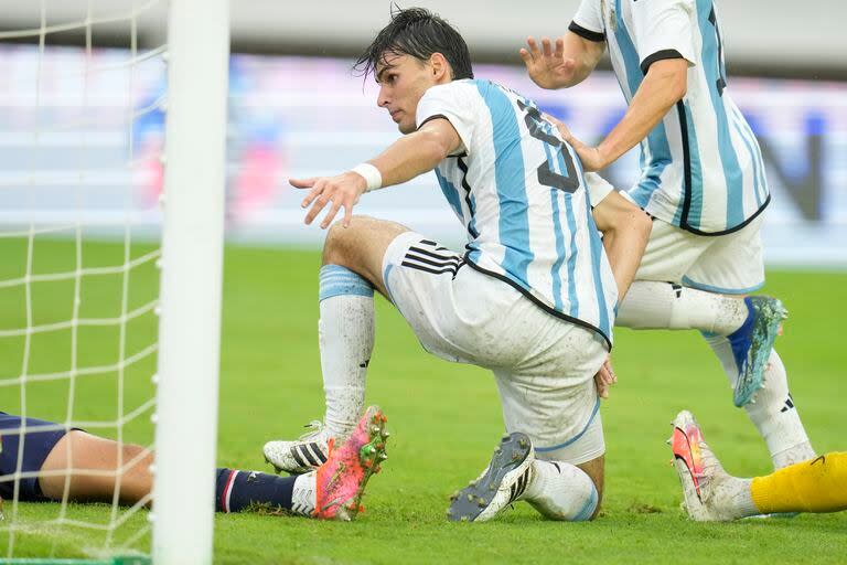 Federico Redondo acaba de conseguir el gol del 3-3 que le da más aire al seleccionado argentina con miras a la clasificación para París 2024.