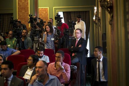 Journalists wait before the start of a joint news conference with U.S. Secretary of State John Kerry and Egypt's Foreign Minister Sameh Shukri at the Foreign Ministry in Cairo August 2, 2015. REUTERS/Brendan Smialowski/Pool