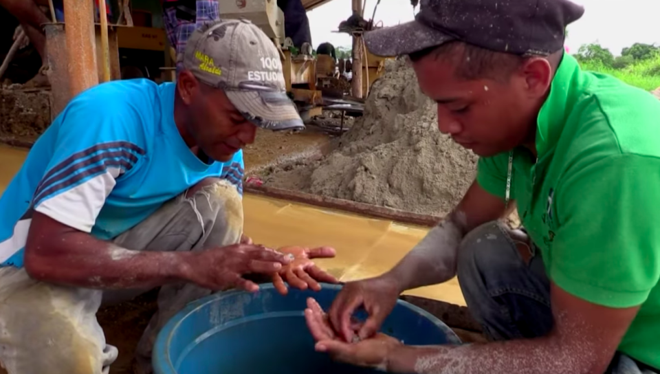 Los mineros venezolanos enfrentan las presiones de bandas criminales y enfermedades como la malaria al trabajar en los yacimientos de oro del estado Bolívar. (Captura de pantalla de video de AFP. Marzo 2017)