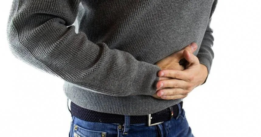 一名男工程師長年患有胃潰瘍，後來不僅配合治療，也有聽從醫師建議多吃「富含黏液的食物」，病況因此逐漸好轉。（示意圖／Pixabay）