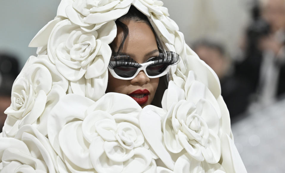 Rihanna llega a la gala del Instituto del Vestido del Museo Metropolitano de Arte para celebrar la inauguración de la exposición "Karl Lagerfeld: A Line of Beauty" el lunes 1 de mayo de 2023 en Nueva York. (Photo by Evan Agostini/Invision/AP)