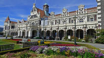 <p>No estás viendo un palacio, sino la fachada renacentista de la estación de Dunedin, una ciudad situada en la bahía de Otago. (Foto: <a rel="nofollow noopener" href="https://pixabay.com/" target="_blank" data-ylk="slk:Pixabay;elm:context_link;itc:0;sec:content-canvas" class="link ">Pixabay</a>). </p>