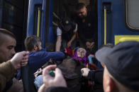 Socorristas ayudan a una anciana discapacitada a entrar en un tren de evacuación en Pokrovsk, en el este de Ucrania, el martes 26 de abril de 2022. (AP Foto/Evgeniy Maloletka)
