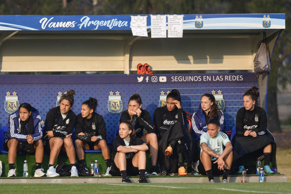 Las jugadoras de la selección de Argentina en la banca durante un entrenamiento en Buenos Aires, el 16 de junio de 2022. Argentina se alista para disputar la Copa América femenina en Colombia. (AP Foto/Gustavo Garello)