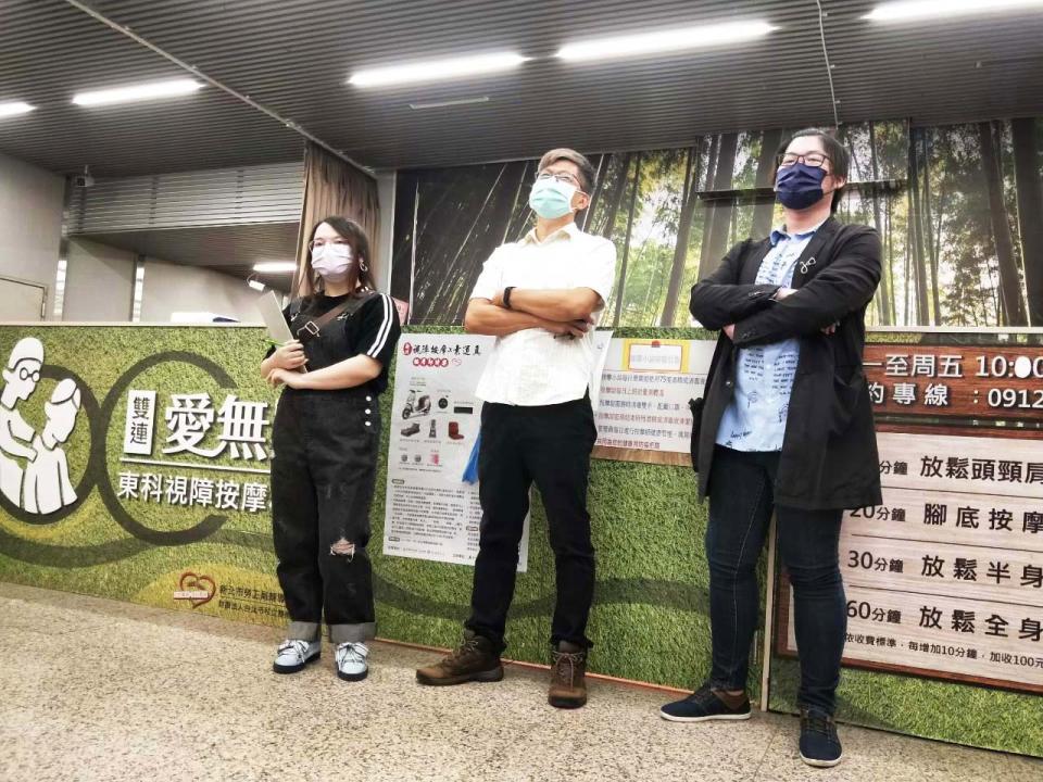 台北海洋科技大學師生著手改造東科愛無限視障按摩小棧前。   圖：新北市勞工局提供