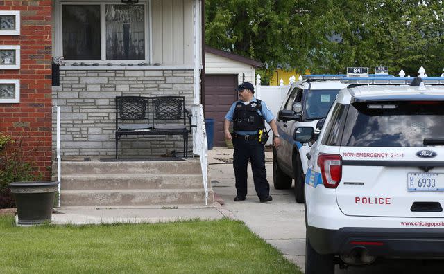 Terrence Antonio James/Chicago Tribune via AP Police outside the home of Clarisa Figueroa