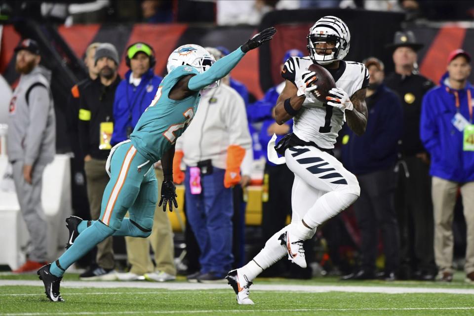 Cincinnati Bengals wide receiver Ja'Marr Chase catches a pass against the Miami Dolphins.