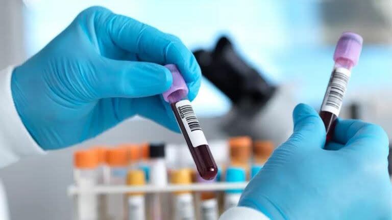 Estos análisis de sangre miden las “señales” del cáncer, que son sustancias biológicas que va liberando la enfermedad, como fragmentos de ADN tumoral