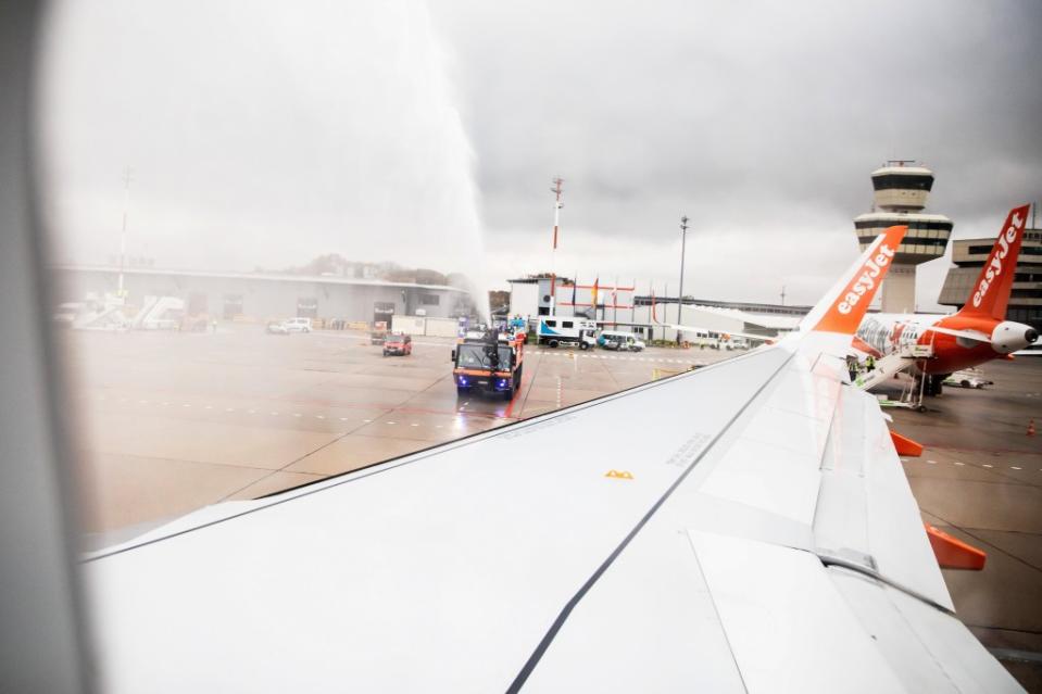 Die Flughafenfeuerwehr verabschiedet am Flughafen Tegel den Eröffnungsflug der Fluggesellschaft Easyjet zum neuen Hauptstadtflughafen BER.<span class="copyright">Christoph Soeder / dpa</span>