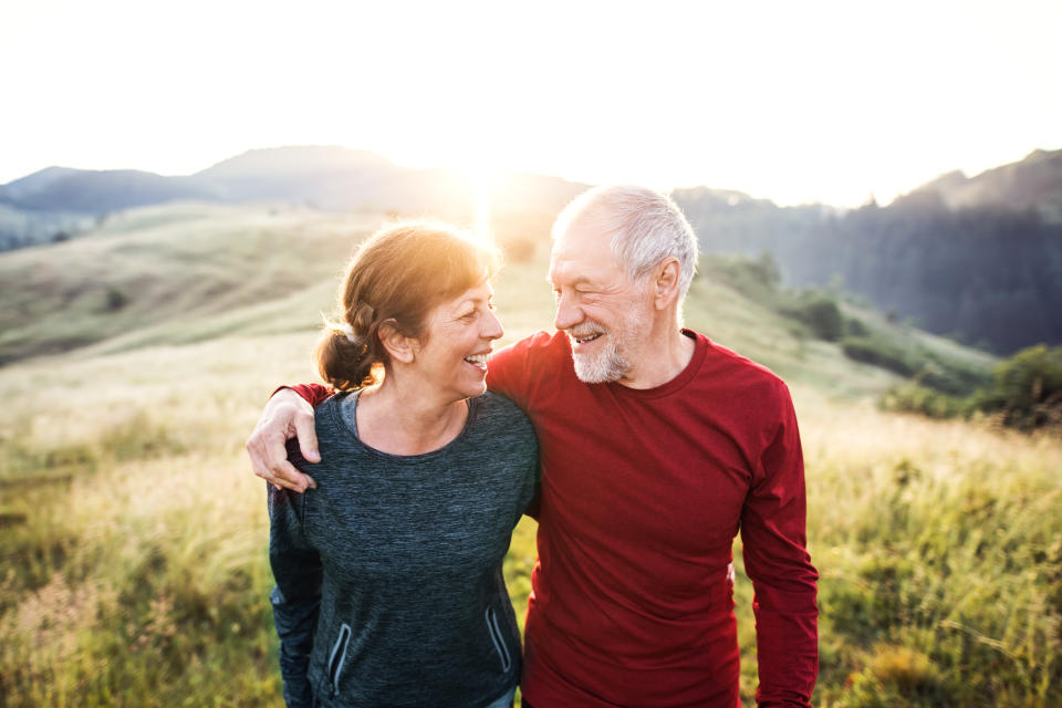 Tener relaciones sociales positivas es una clave de bienestar comprobada. (Getty Creative)