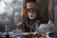 <p>La révision typiquement « burtonesque » du conte de fées hallucinogène de Lewis Carroll a amassé un total impressionnant de 1.025 milliard de dollars dans le monde entier (environ 916 millions d'€), son plus grand succès au box-office et le deuxième meilleur résultat en 2010, juste derrière <i>Toy Story 3</i>.</p>