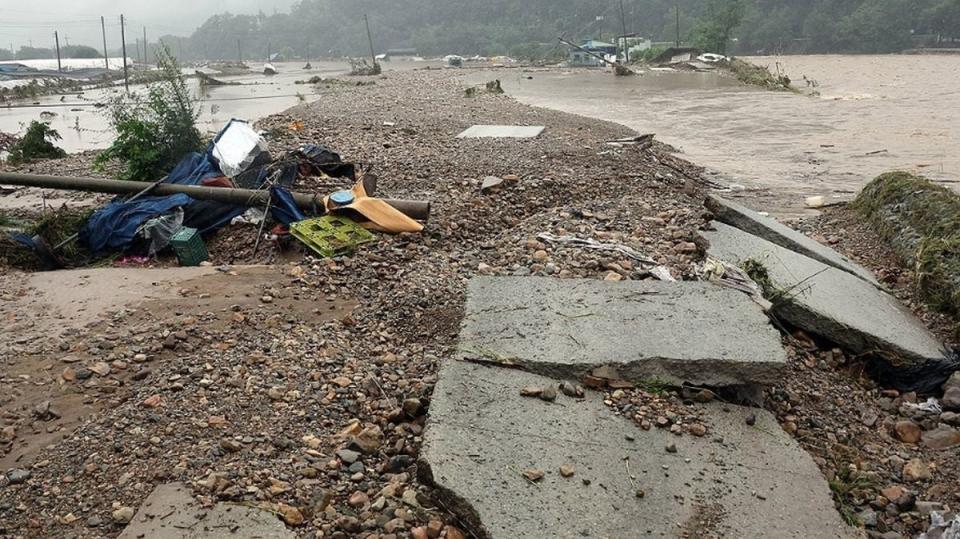 南韓全境遭到強降雨侵襲，多處道路毀損，官方發土石流警訊。