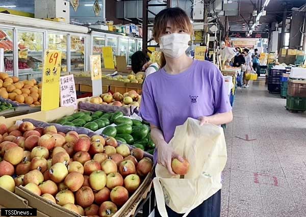 南市環保局攜手在地超市增加蔬果裸賣項目，減少一次用包裝，自備購物袋還有機會賺加菜金。<br /><br />（記者李嘉祥攝）