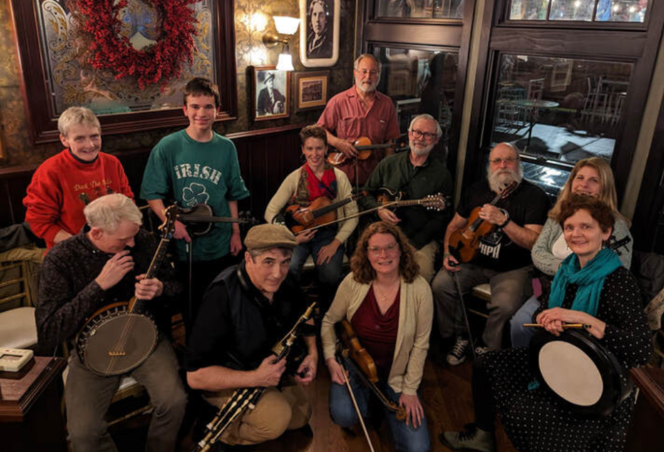 Craobh Dugan O'Looney is the Utica-based branch of the international Irish cultural organization Comhaltas Ceoltóirí Éireann, which promotes Irish traditional music, among other cultural elements.
