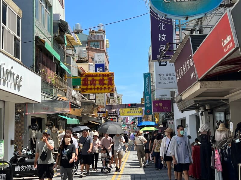 中秋連假第2天，台南各古蹟、景點滿是人潮，以美食著名的中西區國華街、海安路一帶也到處都是人。（台南市政府提供）中央社記者張榮祥台南傳真 112年9月30日