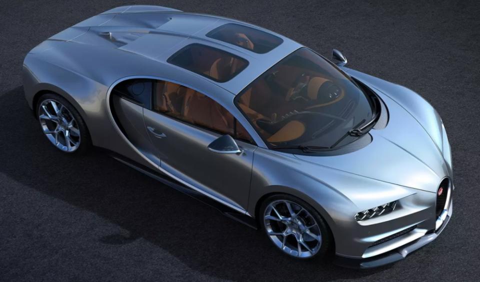 日前Bugatti宣佈推出Chiron專屬的「Sky View」選配玻璃天窗，讓正副駕座位都能享有自己的一片天空。（圖片來源：https://www.autoguide.com/auto-news/2018/07/finally-bugatti-chiron-gets-a-new-sunroof.html）