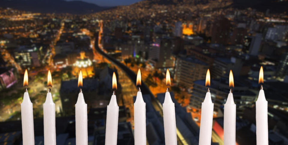 Vigilia de la celebración de la Noche de las Velitas en Córdoba, Colombia | Depositphotos.