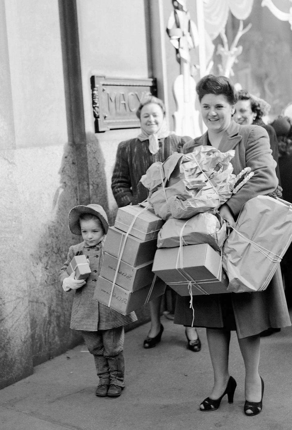 Holiday shopping 1946