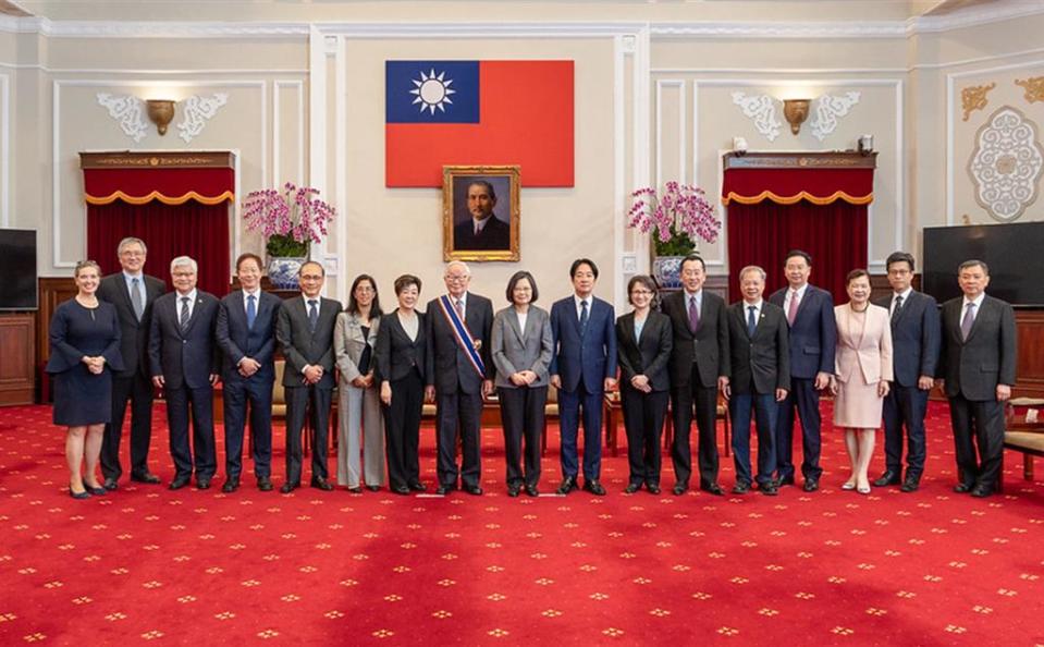 總統頒授象徵國家最高榮譽的中山勳章給張忠謀，感謝讓台灣站穩世界，觀禮者共同合影。圖／總統府