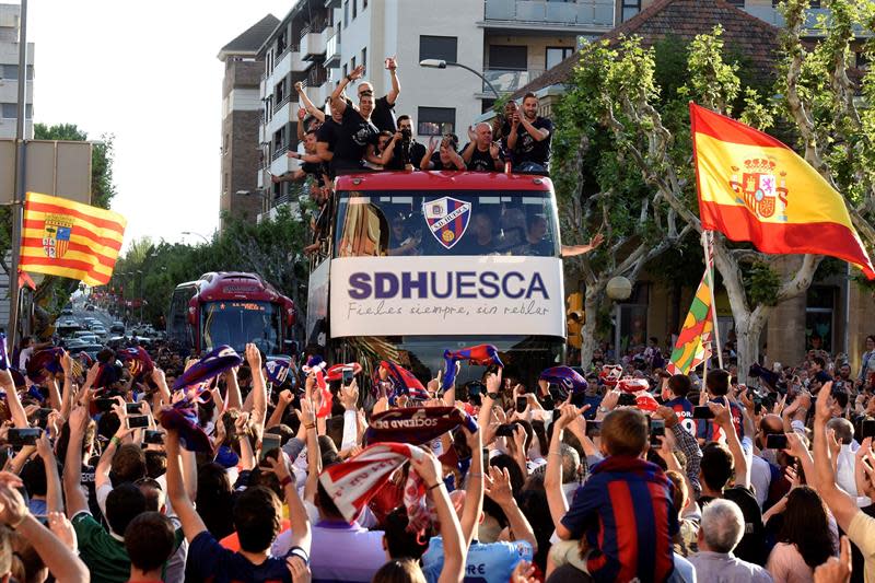 Los jugadores de la S.D. Huesca celebran por las calles de la capital oscense el ascenso del equipo, por primera vez en su historia, a la Primera División del fútbol español. EFE/Javier Blasco