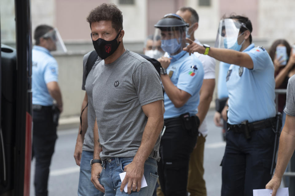 El técnico del Atlético de Madrid Diego Simeone al llegar al hotel del equipo en Lisboa, el martes 11 de agosto de 2020. El Atlético enfrentará a Leipzig en los octavos de final de la Liga de Campeones. (AP Foto/Manu Fernández)