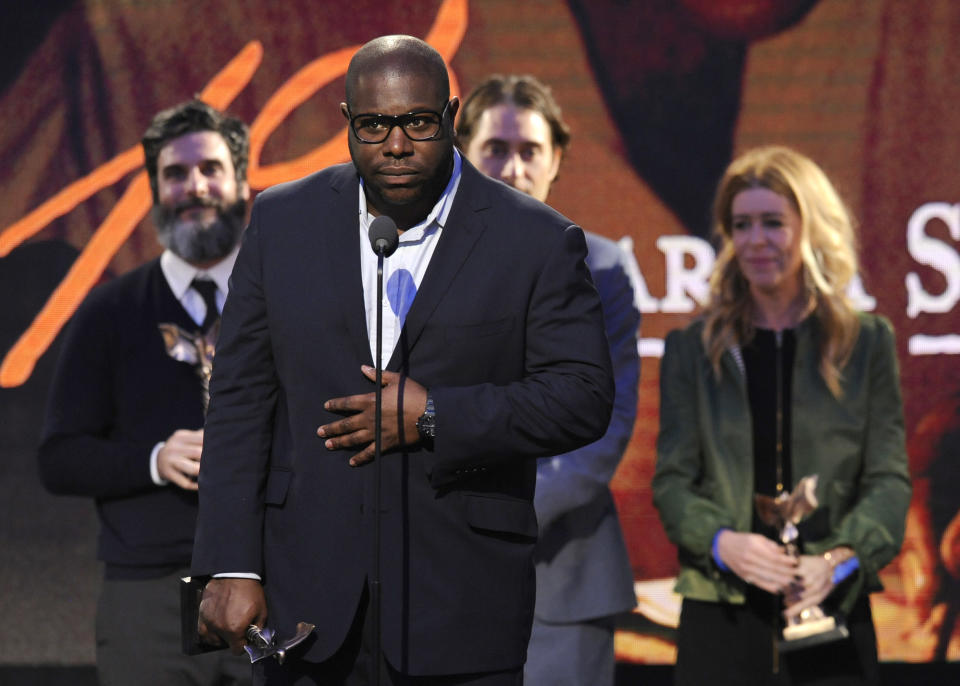 Steve McQueen, al frente, agradece tras recibir el premio a la mejor cinta por "12 Years a Slave" en compañía, de izquierda a derecha, de Anthony Katagas, Jeremy Kleiner y Dede Gardner en la 29na entrega de los Premios Spirit el sábado 1 de marzo de 2014, en Santa Mónica, California. Los Premios Spirit reconocen a películas independientes realizadas con 20 millones de dólares o menos. (Foto de Chris Pizzello/Invision/AP)