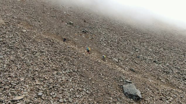 為了紀錄台灣山林之美，舒夢蘭率團隊攀登四座百岳，深入四大山脈，圖為雪山通往翠池的碎石坡。（圖／東森新聞）