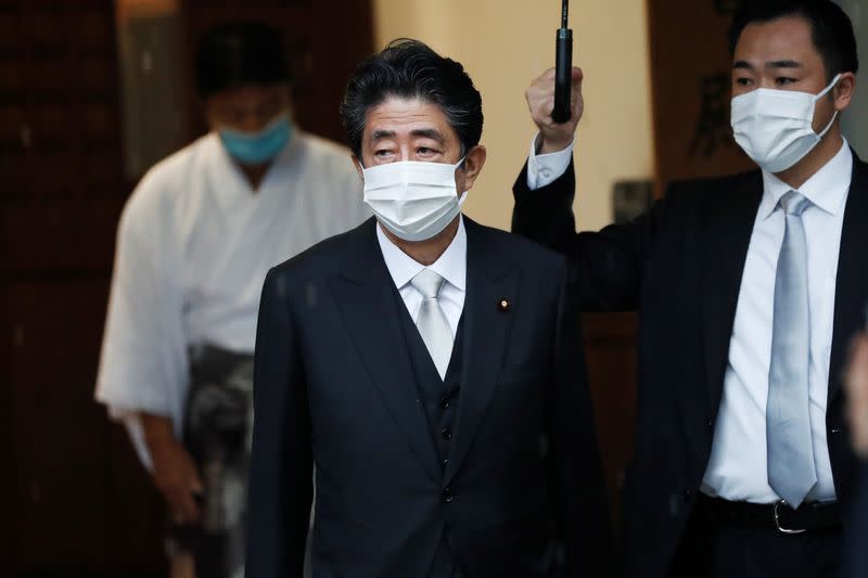 FOTO DE ARCHIVO. El ex primer ministro japonés Shinzo Abe visita el santuario de Yasukuni en Tokio, Japón