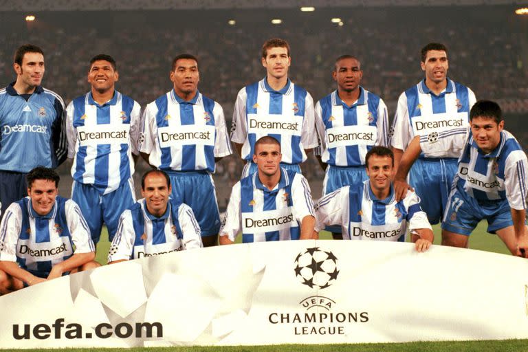 Otra formación del Deportivo La Coruña, en la Champions League: Mauro Silva, el tercero de arriba, y Scaloni, nuevamente sonriendo abajo, a la izquierda