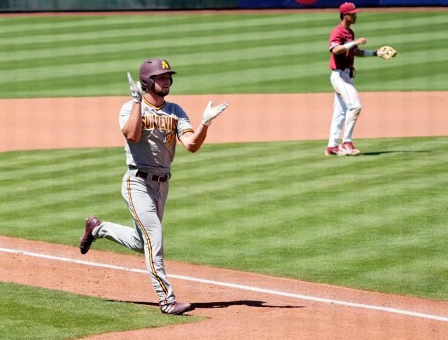 Former Wildcat Kenny Lofton Throws World Series First Pitch