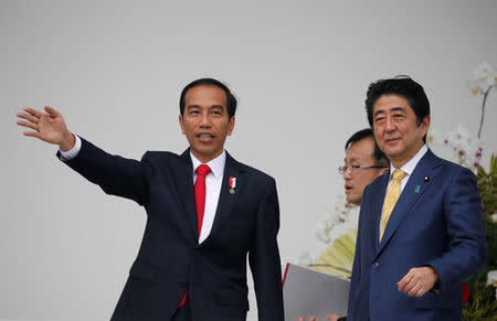 Indonesian President Joko Widodo (L) talks to Japanese Prime Minister Shinzo Abe at the Bogor Palace, West Java, Indonesia January 15, 2017. REUTERS/Beawiharta